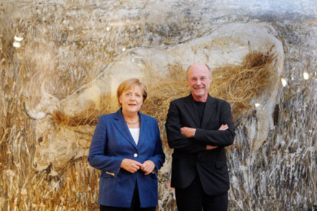 Bundeskanzlerin Angela Merkel und Anselm Kiefer vor dessen Bild Europa bei der Eröffnung der Ausstellung.jpg